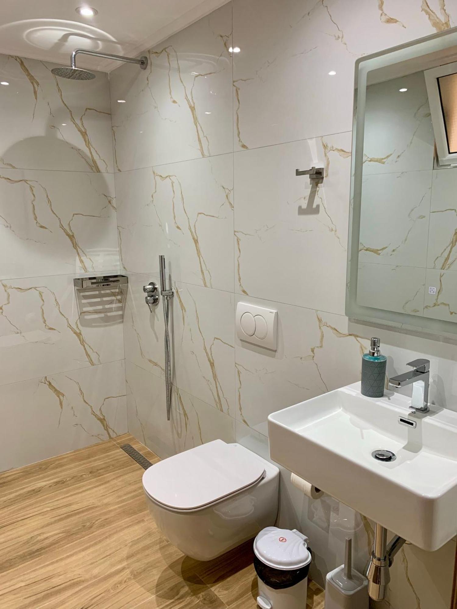 Maxus Apts Sarandë エクステリア 写真